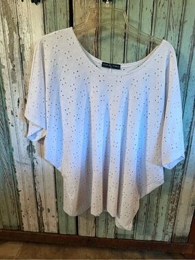 Kim & Cami White Eyelet Batwing Sleeve Top